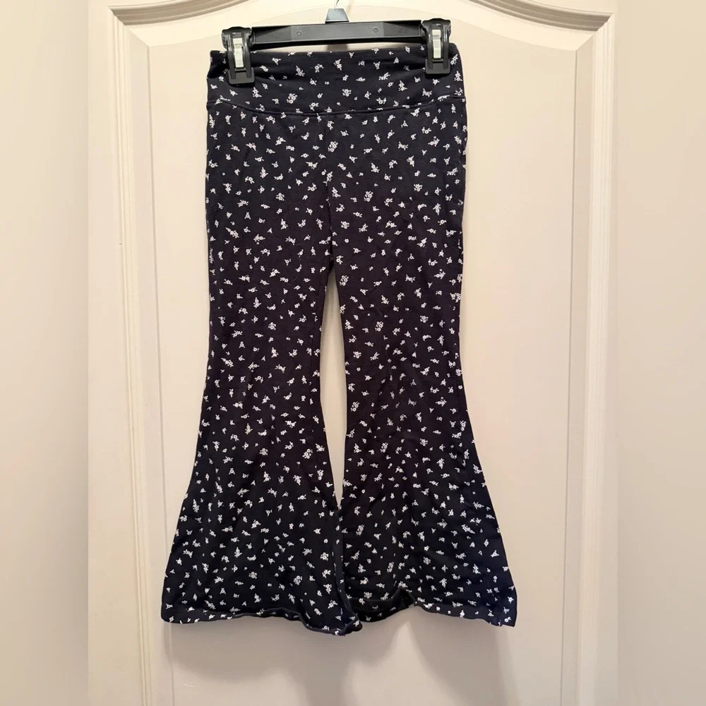 🐣NWOT SO Black and White Floral Flare leggings